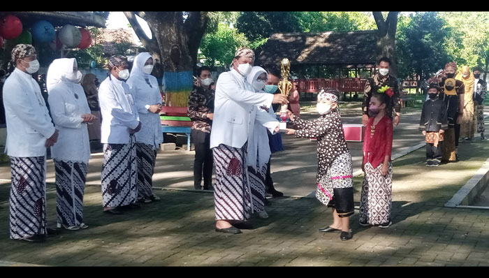 Wali Kota Maidi menyerahkan penghargaan kepada para siswa dan guru yang berprestasi.