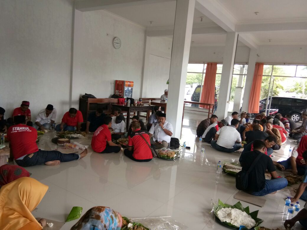 Para relawan pasangan Syahrul makan tumpeng bersama usai peresmian posko. foto: BANGSAONLINE