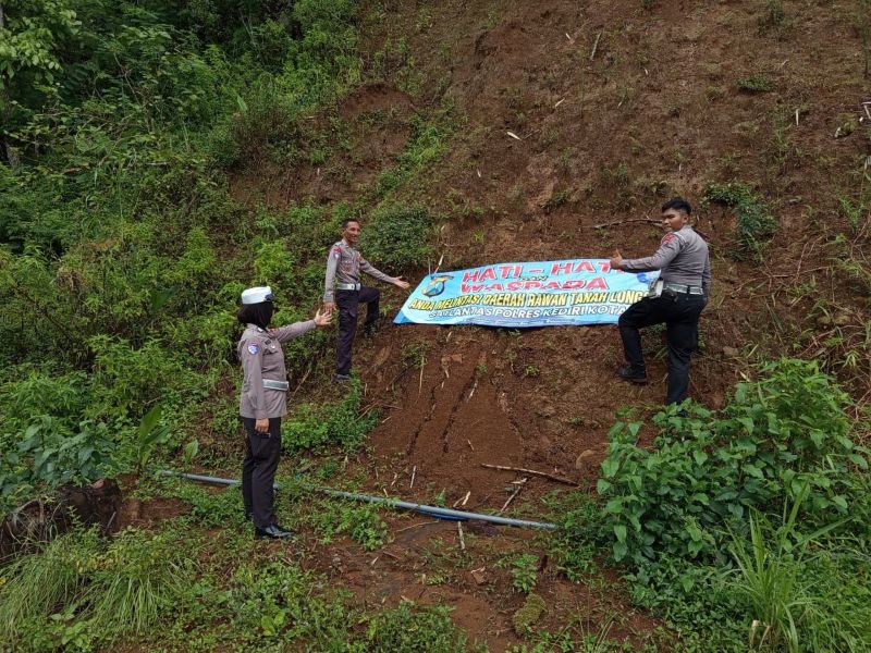  Petugas saat memasang banner imbauan keselamatan