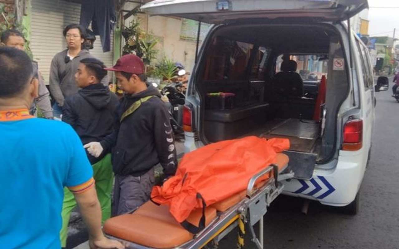 Korban berjenis kelamin pria yang diduga bunuh diri tertabrak kereta api di perlintasan Jalan Mahakam, Kelurahan Rampal, Celaket, Kecamatan Klojen, Kota Malang, Jumat (19/4/2024).