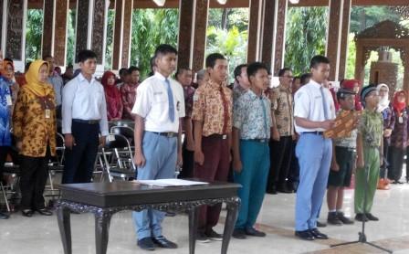 Siswa Sidoarjo saat deklarasi Ujian Nasional (UN) Berintegritas dan Jujur di Pendapa Delta Wibawa Sidoarjo, 25 Maret 2016 lalu. foto: musta
