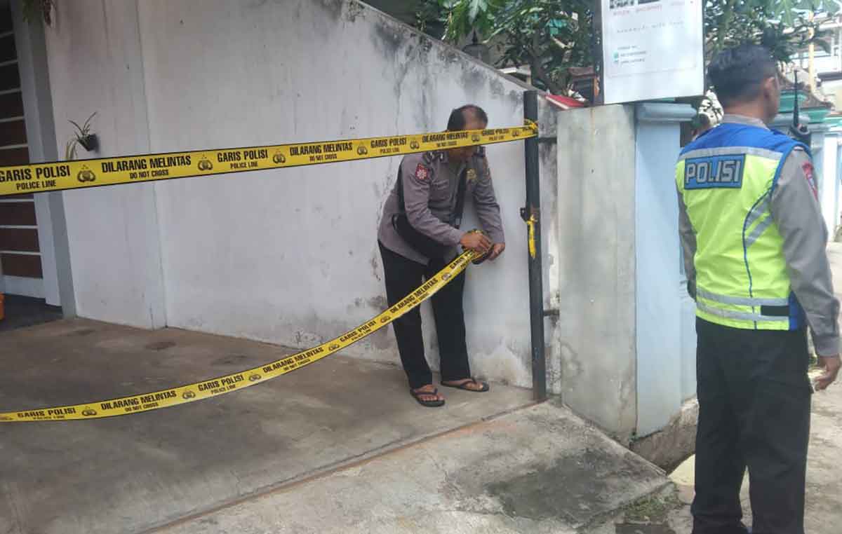 Polisi saat melakukan penyelidikan terkait dugaan bunuh diri satu keluarga di Kecamatan Pakis, Kabupaten Malang.