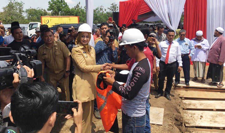 Bupati Jember Faida saat meresmikan pembangunan Asrama Haji.