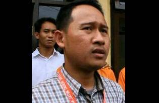 Kasatreskrim AKP Hendra saat dimintai keterangan sejumlah wartawan. (Soewandito/BANGSAONLINE)