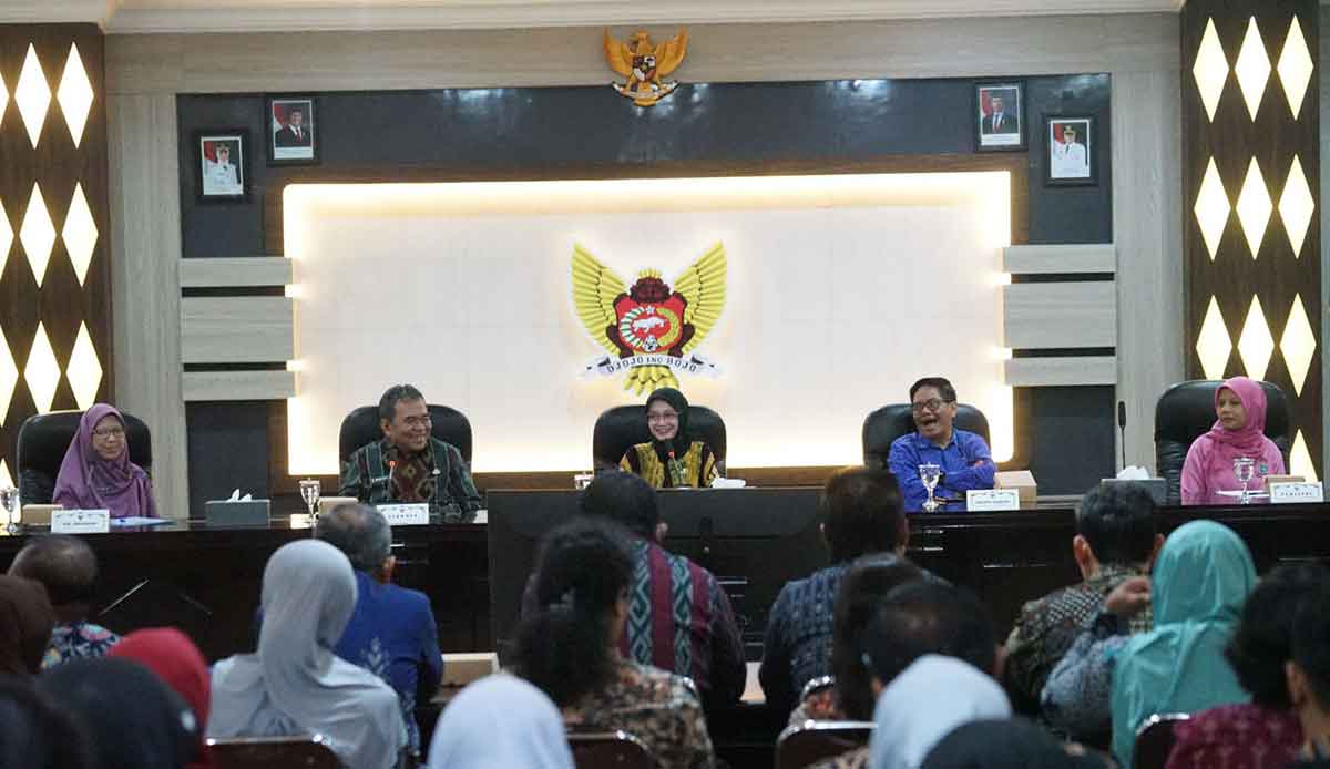 Wali Kota Kediri saat membuka Sosialisasi Etika Petugas Layanan Dalam Memberikan Pelayanan Bagi Kelompok Rentan/Disabilitas. Foto: Ist