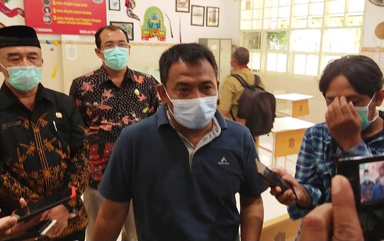 Kepala Dispendik Kota Surabaya Supomo saat diwawancarai. foto: YUDI A/ BANGSAONLINE