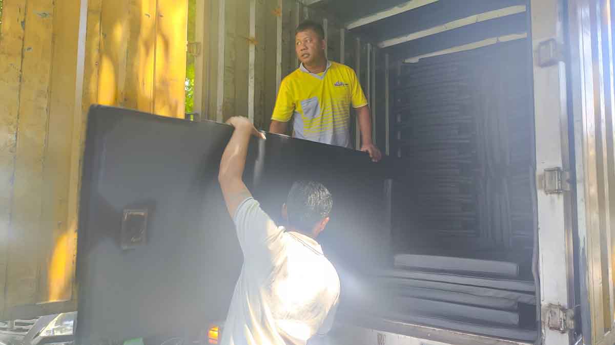 Pemindahan matras dan borgol dari Ditjenpas ke Rutan Bangil.