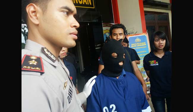 Tersangka pencabulan asal Pegesangan didampingi Kapolsek Jambangan. 