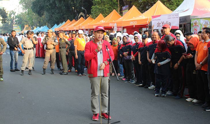 Bupati Nganjuk saat membuka jalan sehat dalam rangka memperingati Hari Koperasi ke-72. foto: BAMBANG/ BANGSAONLINE