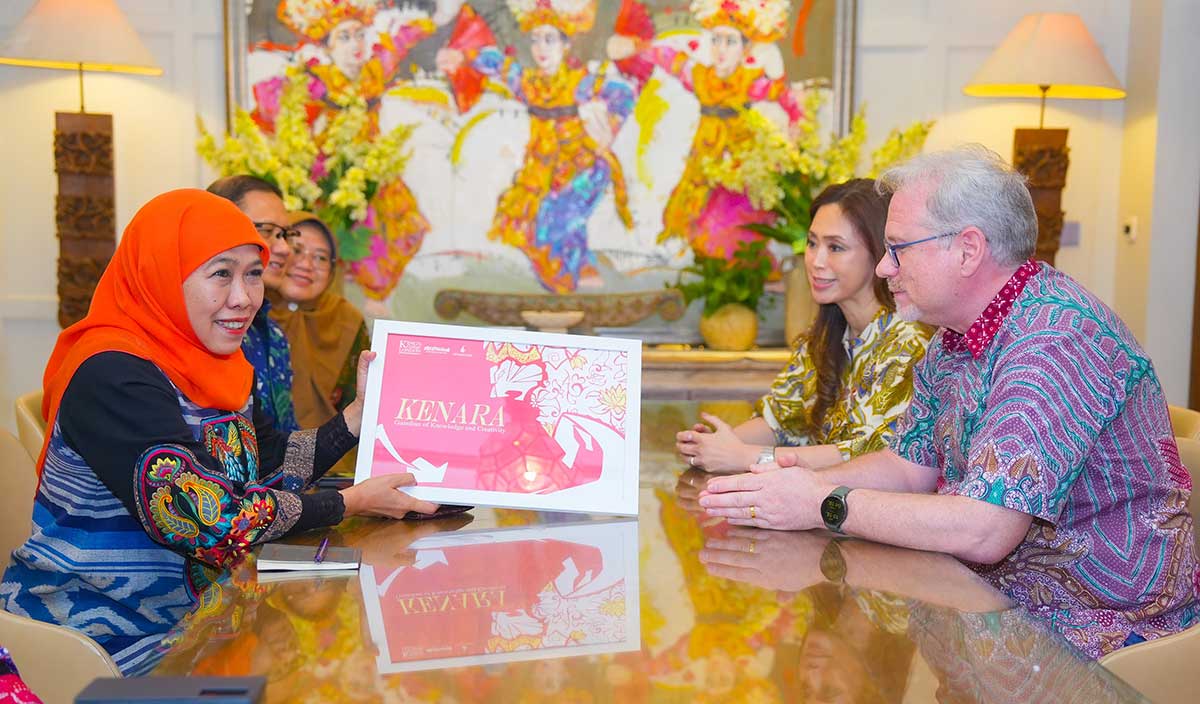 Gubernur Khofifah saat bertemu dengan University Rector for Indonesia and Southeast Asia, KCL, Simon Tenner, dan Head of Operations KCL Singhasari, Suneeta Nathan di Surabaya.