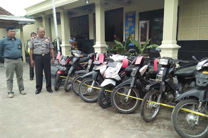 Barang bukti sepeda motor yang digelapkan oleh Renianto. foto: AKINA/ BANGSAONLINE