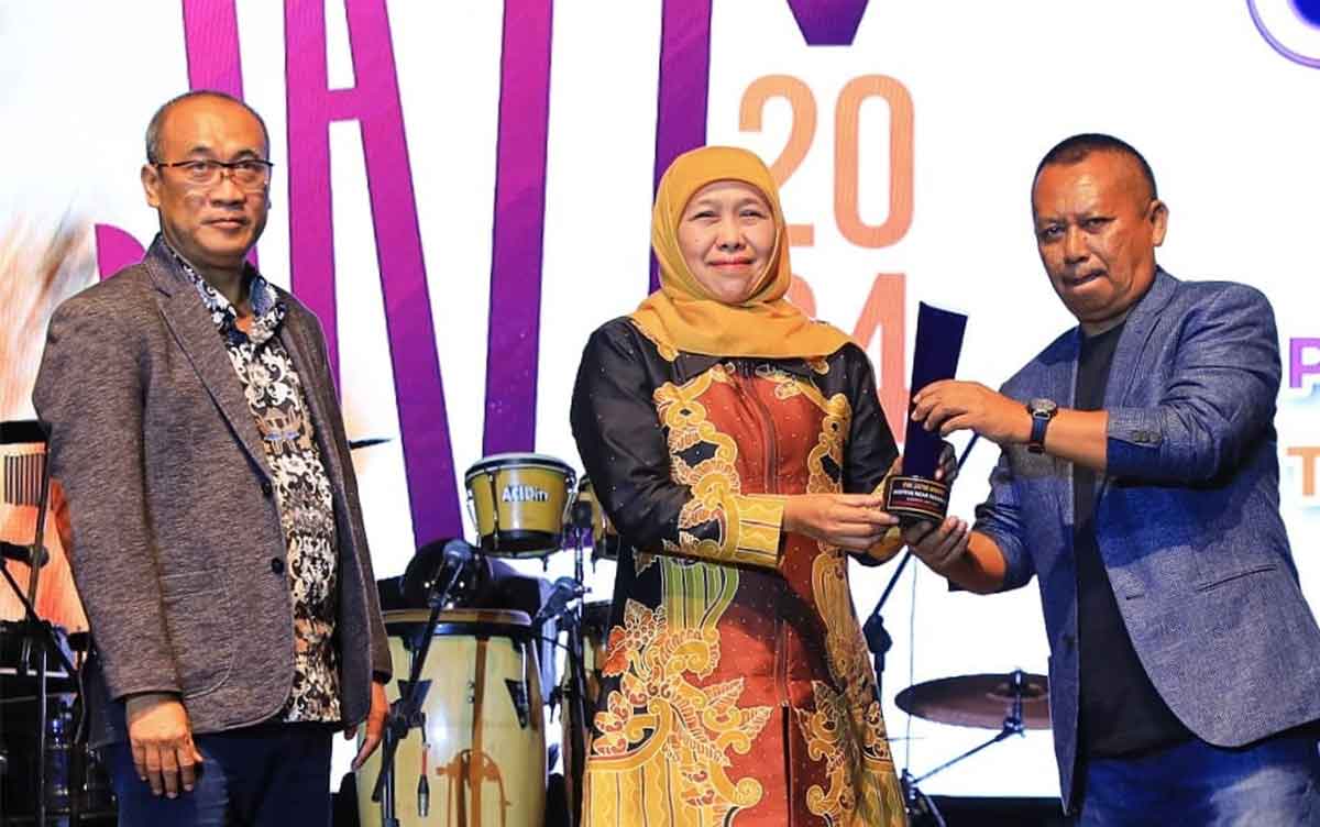 PWI Jatim Nobatkan Gubernur Khofifah Sebagai Tokoh Nasional Peduli Ekonomi Kerakyatan