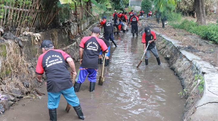 Kegiatan normalisasi dengan mendayagunakan tenaga kerja penganggur dan setengah penganggur. 