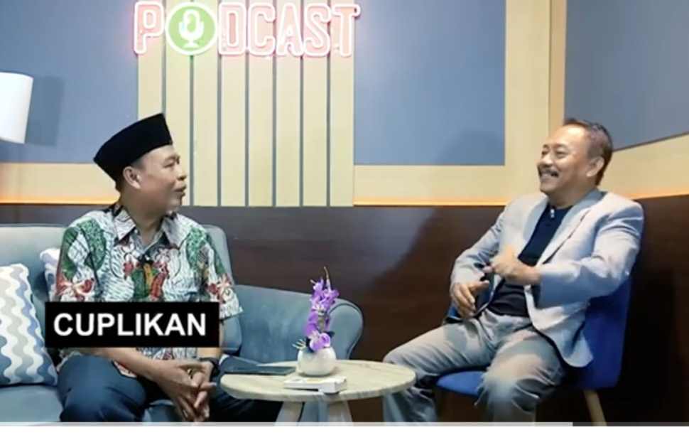 Prof Dr KH Imam Ghazali Said, MA (kiri) dan M Mas
