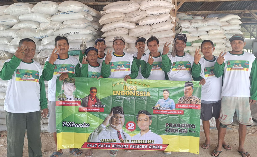 Para pekerja home industri pupuk menyatakan dukungan terhadap pasangan Prabowo-Gibran. Foto: Ist.