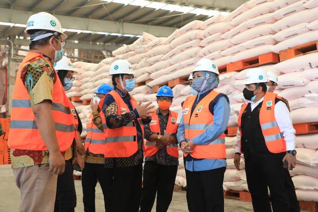 Gubernur Jawa Timur Khofifah Indar Parawansa saat kunjungan ke PT Petrokimia Gresik, Kamis (17/9/2020). Foto: ist/bangsaonline.com