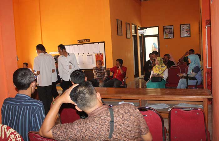 Para peserta yang mengikuti tes wawancara saat menunggu giliran. foto: BAMBANG/ BANGSAONLINE