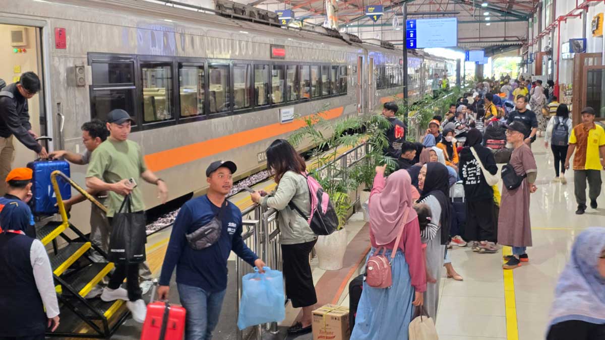 Situasi naik turun penumpang di Stasiun Madiun.