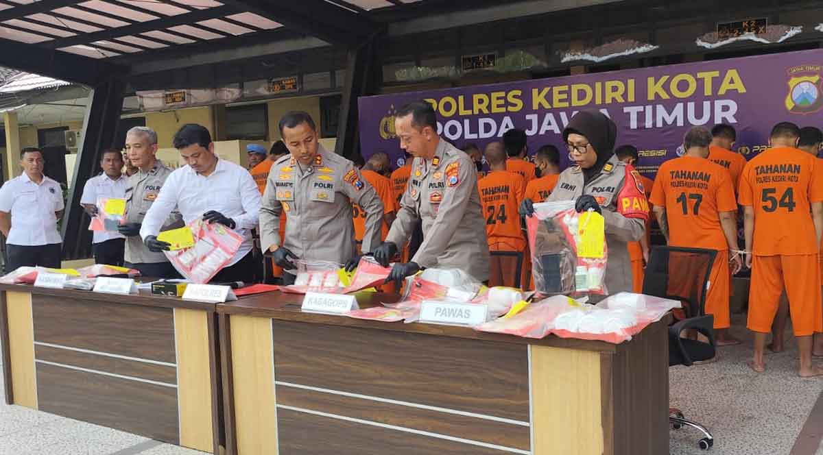 Kapolres Kediri Kota dan jajaran saat menunjukkan barang bukti serta para tersangka. Foto: Ist