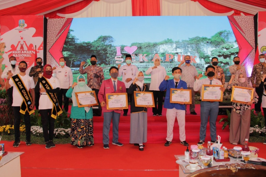 Gubernur Jawa Timur Khofiffah Indar Parawansa saat memberi penghargaan para siswa di Sekapuk Gresik Jawa Timur. foto: ist/ bangsaonline.com