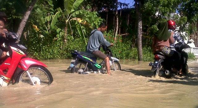 Jalan antar kecamatan terendam air setinggi 40 centi meter. Banjir akibat melubernya kali mekuris di Desa Simbatan Kanor. Foto: Eky Nurhadi/BangsaOnline
