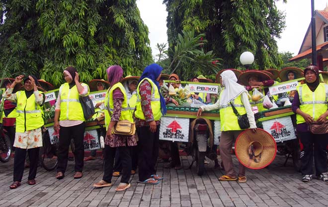 Para pedagang sayur binaan Semen Indonesia di Rembang. foto: SYUHUD/ BANGSAONLINE
