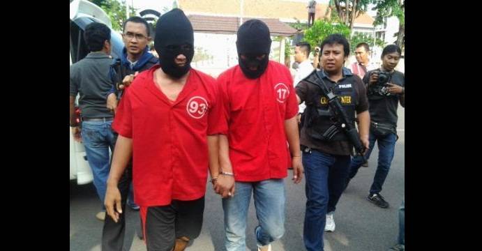 Dua anggota komplotan yang dibekuk petugas. [foto:rusmiyanto/BangsaOnline.com]