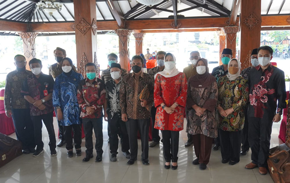 Wali Kota Dewanti Rumpoko (empat dari kanan) bersama jajaran pengurus Dewan Pendidikan Kota Batu.