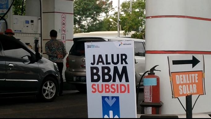 Pengumuman ini dipasang di SPBU Jalan A Yani Surabaya. Foto: BANGSAONLINE.com