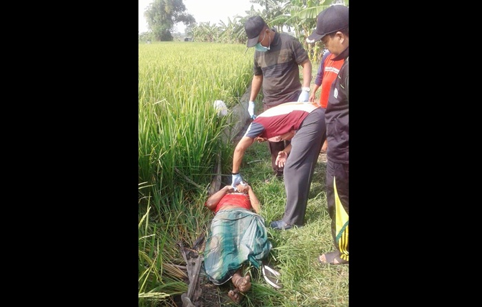 Petugas Polsek Duduksampeyan saat evakuasi korban. Foto: SYUHUD A/BANGSAONLINE