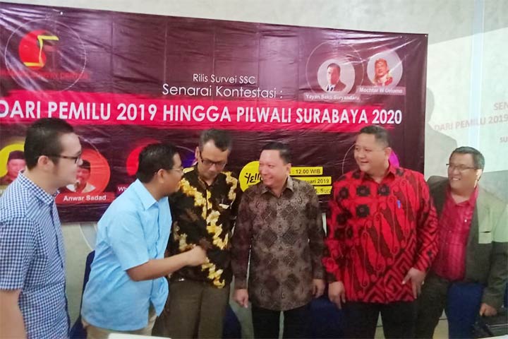Wakil Wali Kota Surabaya, Whisnu Sakti Buana (batik merah) menghadiri rilis SSC tentang Calon Wali Kota Surabaya 2020. foto: DIDI ROSADI/ BANGSAONLINE