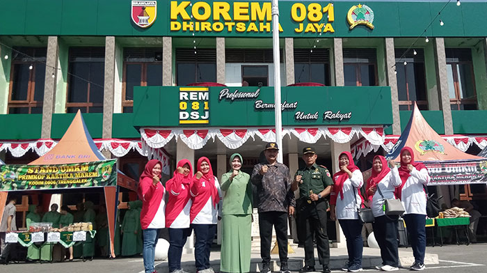 Wali Kota Madiun bersama Danrem 081/DSJ Madiun saat foto bersama para pelaku UMKM Binaan Korem 081/DSJ Madiun.