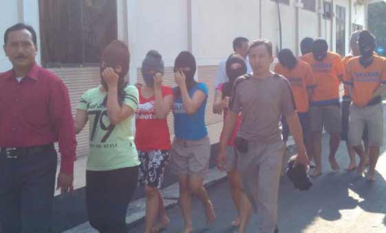 PESTA: Makelar tanah bersama 4 teman wanitanya ketika digiring ke Mapolres Sidoarjo. foto: catur gogon/BANGSAONLINE
