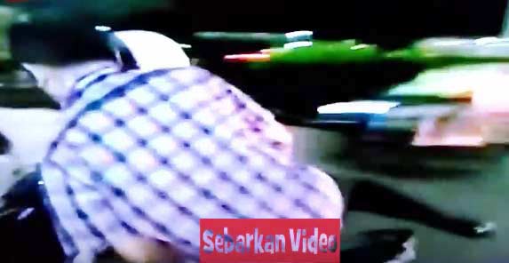 Bupati Nganjuk, Taufiqurrahman, tiba-tiba mencegat pengendara motor yang melintas di pinggir jalan. foto: youtube/sebarkanvideo
