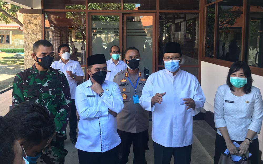 Wali Kota Pasuruan, Saifullah Yusuf (Gus Ipul) didampingi Wakil Wali Kota Adi Wibowo (Mas Adi), Kapolres Pasuruan Kota, Dandim 0819, dan kepala OPD terkait, saat menyampaikan langkah-langkah penanganan Covid-19.