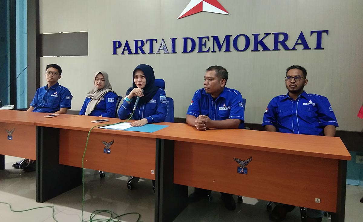 Ketua DPC Partai Demokrat Nganjuk Endah Sri Murtini (tengah) saat konferensi pers menyikapi tersebarnya SK pemberhentian Fauzi Irwana. Foto: BAMBANG/ BANGSAONLINE