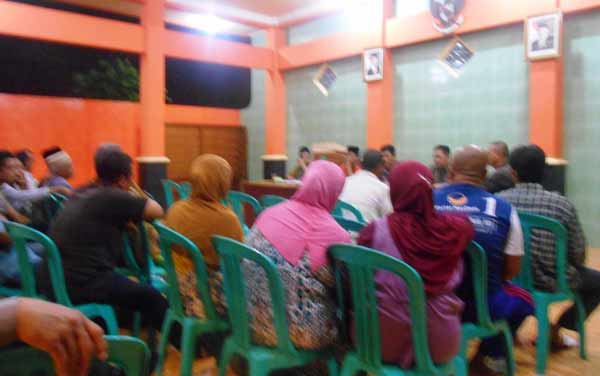Warga Desa Kedungboto, saat mempertanyakan sertifikat di kantor desa setempat. (foto: agus hp/BANGSAONLINE)