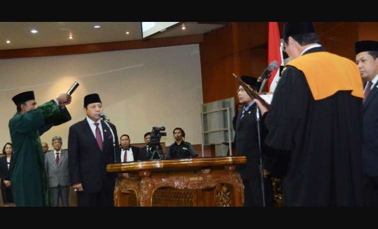 Setya Novanto saat disumpah dalam pelantikan Ketua DPR RI kemarin.