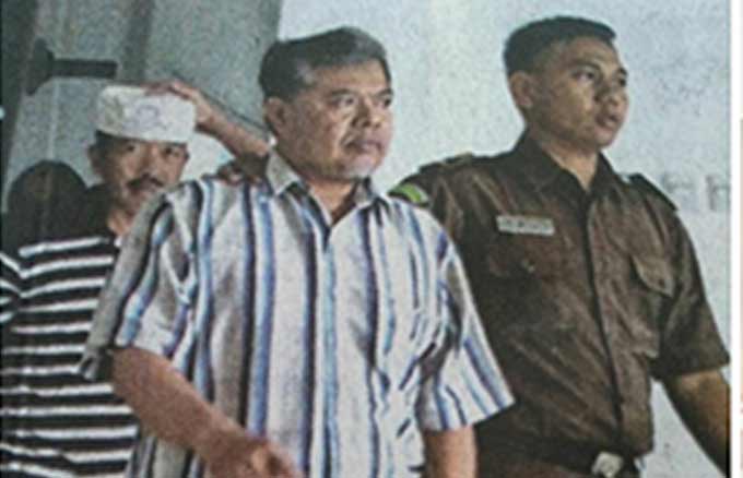 Camat Kedungdung Junaidi dan Kun Hidayat usai mengikuti persidangan.