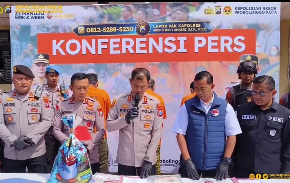 Kapolres Probolinggo Kota, AKBP Rico Yumasri, saat memimpin rilis pers ungkap kasus peredaran sabu-sabu sebesar 1 kilogram.