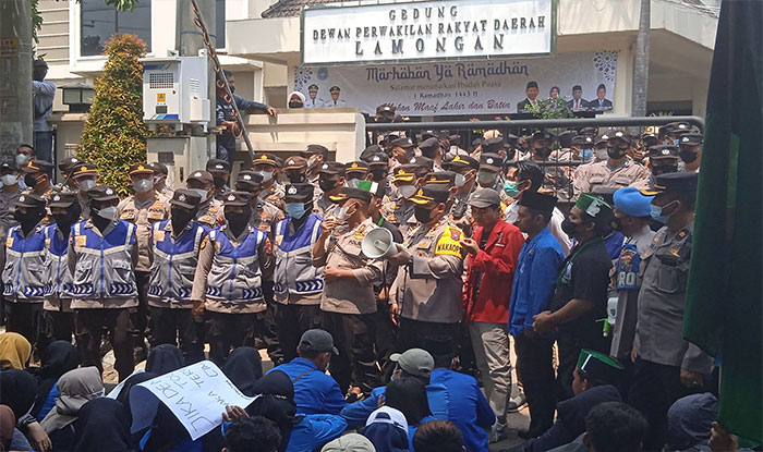 Suasana demo mahasiswa di Lamongan.
