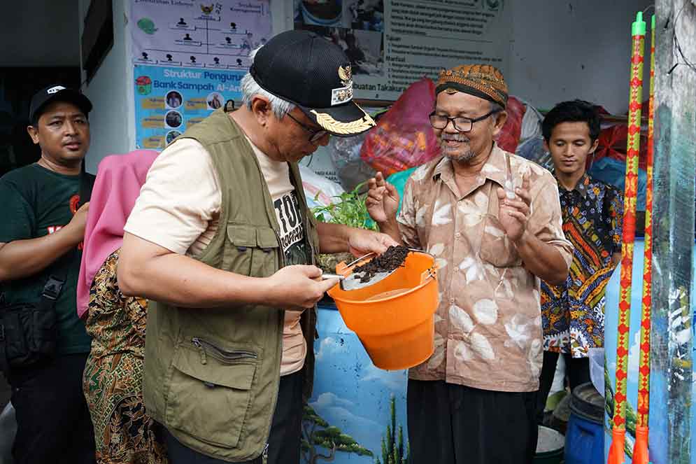 Foto Gus Qowim saat berbincang dengan Sujiaman, Pendiri Rumah Kompos Kemuning sebagai narasumber. (Ist)