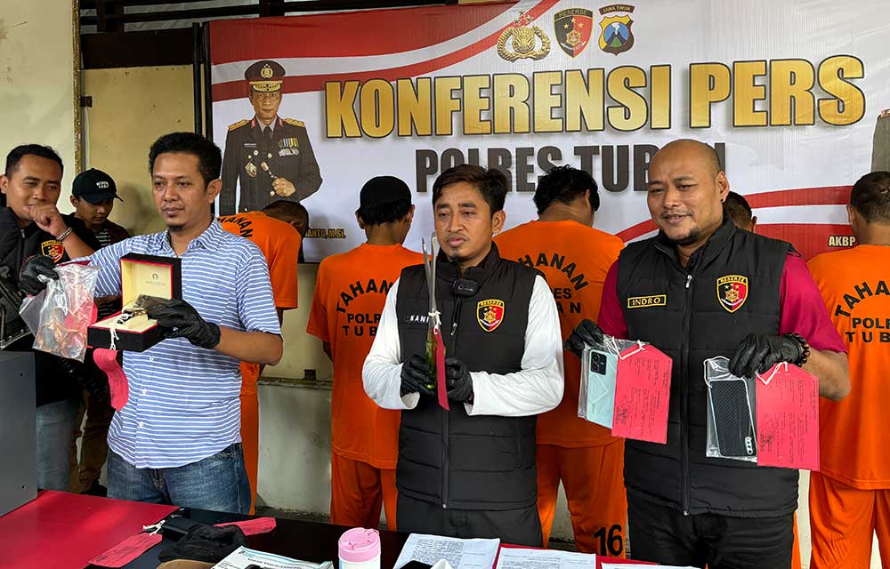 Satreskrim Polres Tuban saat menunjukkan barang bukti berupa peralatan yang digunakan para pelaku untuk beraksi.