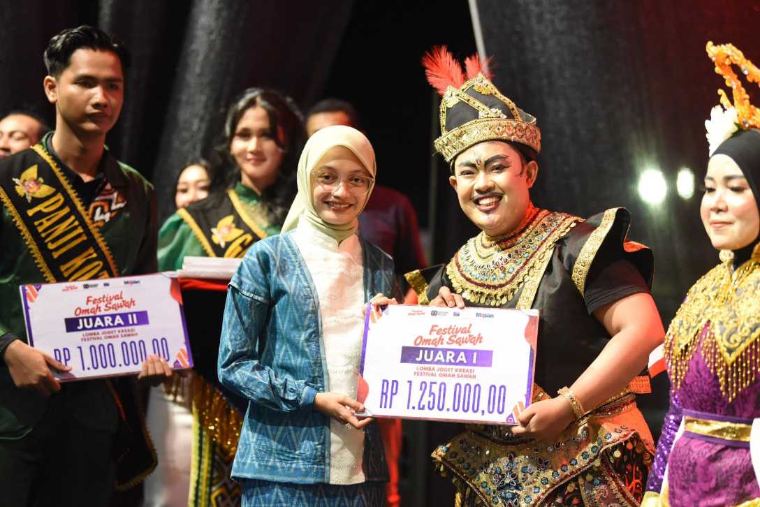 Wali Kota Kediri, Vinanda Prameswati saat menyerahkan hadiah