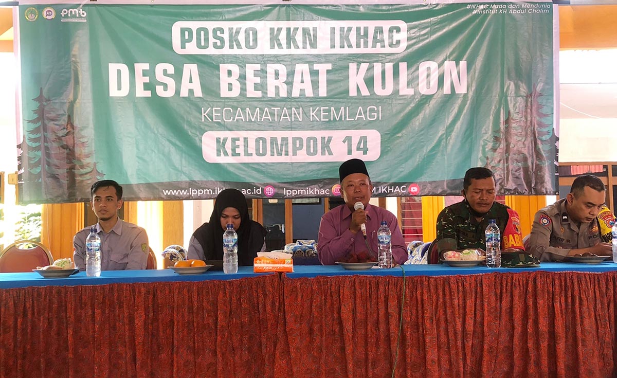 Serah terima Mahasiswa KKN IKHAC Kelompok 14 di Balai Desa Berat Kulon, Minggu (27/2/2023). Foto: DEDEN/ BANGSAONLINE