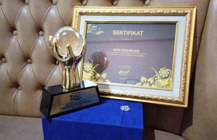 Piala dan Piagam Penghargaan Inovasi Layanan Publik Sindo Government Award 2018.