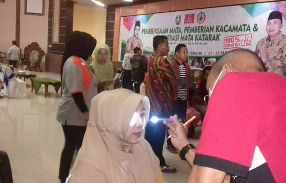 Salah satu warga saat diperiksa. 