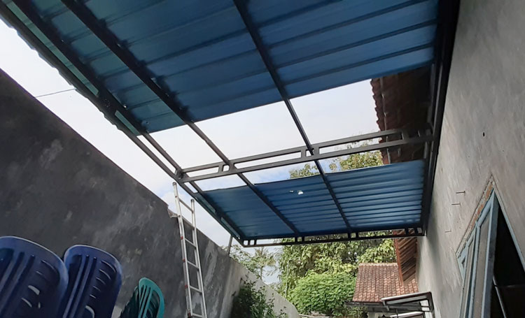 Kanopi yang terbuat dari galvalum di rumah Kades Kecik tampak berantakan akibat ledakan yang diduga bondet.