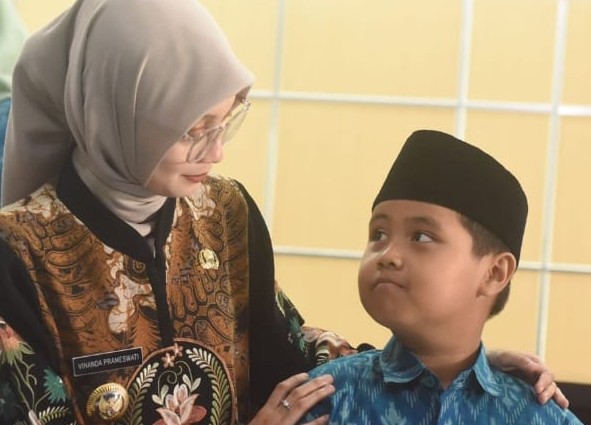 Vinanda Parameswati berbincang dengan seorang anak salah satu peserta lomba. (Ist)