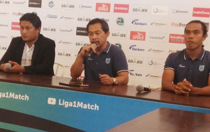 Aji Santoso saat jumpa pers menjelang laga Persela Vs Sriwijaya FC.